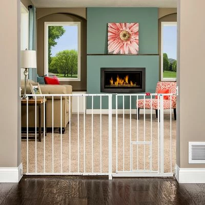 Carlson Extra Wide Pet Gate With Cat Flap - Image 3